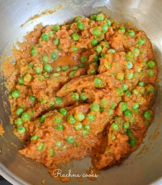 Thick curry base with added peas